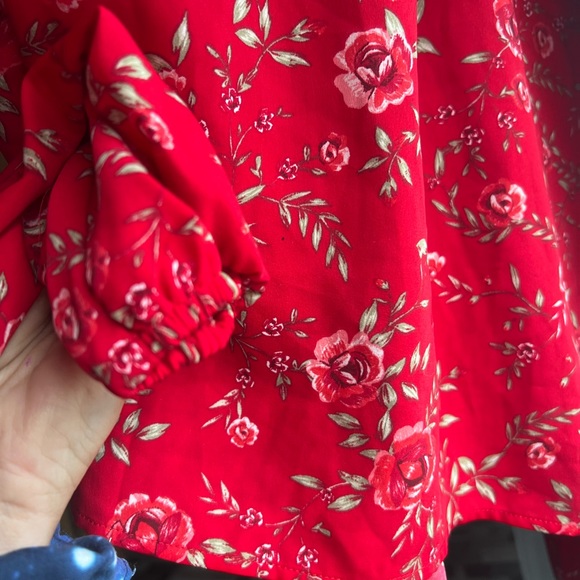 3/25$ Gorgeous red dynamite knoted top - Picture 3 of 4